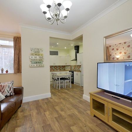 Ground Floor Apartment Up To 6 Guests With Games Chill Out Room Скарборо Экстерьер фото