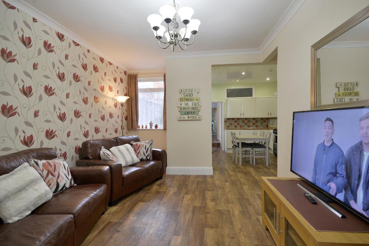 Ground Floor Apartment Up To 6 Guests With Games Chill Out Room Скарборо Экстерьер фото
