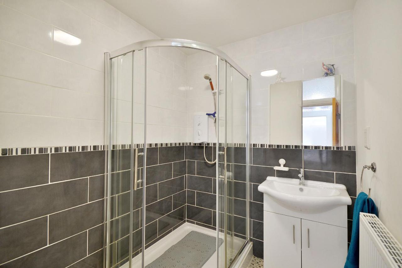 Ground Floor Apartment Up To 6 Guests With Games Chill Out Room Скарборо Экстерьер фото