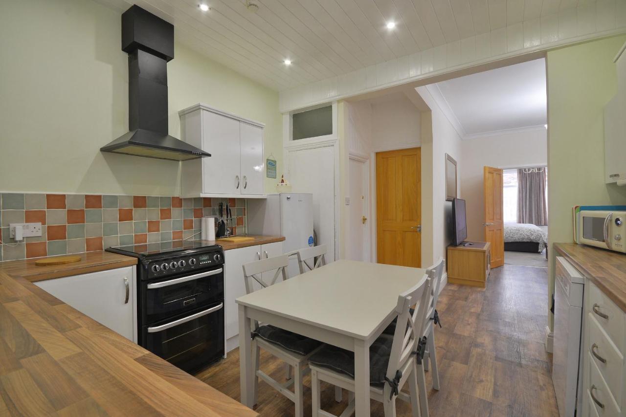 Ground Floor Apartment Up To 6 Guests With Games Chill Out Room Скарборо Экстерьер фото