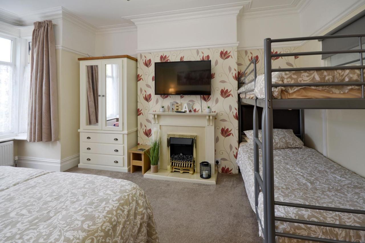 Ground Floor Apartment Up To 6 Guests With Games Chill Out Room Скарборо Экстерьер фото